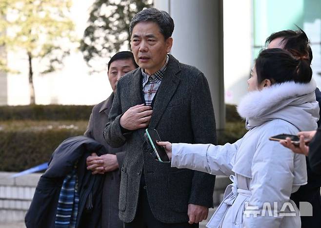 [서울=뉴시스] 김선웅 기자 = 곽상도 전 국민의힘 의원이 6일 서울 서초구 서울중앙지법에서 열린 범죄수익은닉규제법 위반 혐의 1심 선고공판에서 공소 기각을 선고받은 뒤 법정을 나서며 입장을 말하고 있다. (공동취재) 2026.02.06. photo@newsis.com