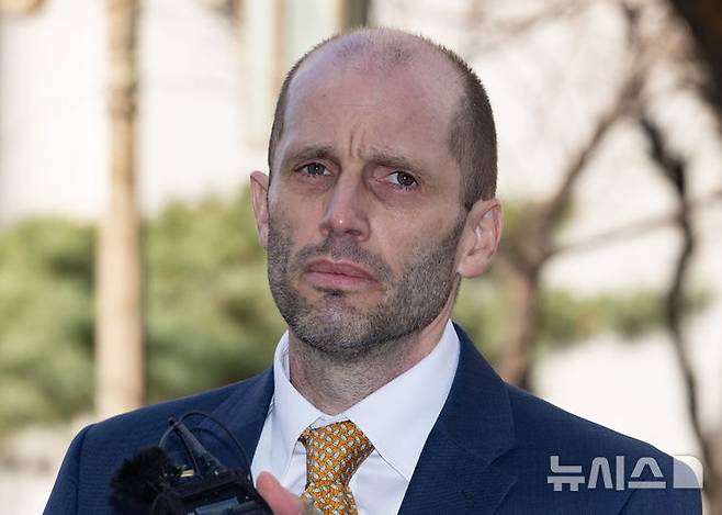 [서울=뉴시스] 황준선 기자 = 해롤드 로저스 쿠팡 한국법인 임시 대표가 6일 오후 서울 마포구 서울경찰청 반부패수사대에서 국회증언감정법의 위증 혐의를 받는 피고발인 신분으로 조사에 출석하고 있다. 2026.02.06. hwang@newsis.com