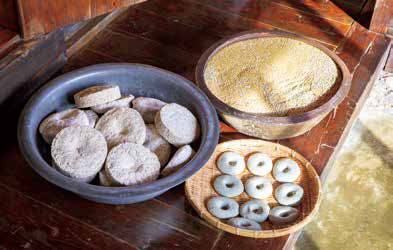 오메기술의 주원료인 좁쌀과 누룩, 좁쌀가루로 만든 문고리 모양의 오메기떡.