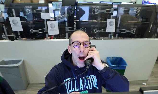 5일(현지시간) 미국 뉴욕의 뉴욕증권거래소 아메리칸(AMEX)에서 선물 옵션 트레이더가 업무를 하고 있다.&nbsp;로이터연합뉴스