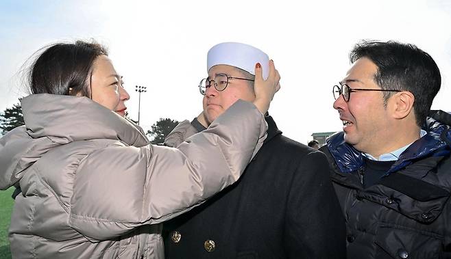 &nbsp;6일 경남 창원시 진해구 해군교육사령부에서 열린 해군병 721기 수료식에서 가족이 해군병에게 정모를 씌워주고 있다. (사진=해군교육사령부 제공)&nbsp;