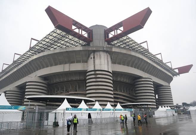 2026 밀라노-코르티나담페초 동계올림픽 개회식을 이틀 앞둔 4일(현지시간) 밀라노 산시로 스타디움에 행사 준비가 한창이다. 2026.2.4 밀라노 연합뉴스