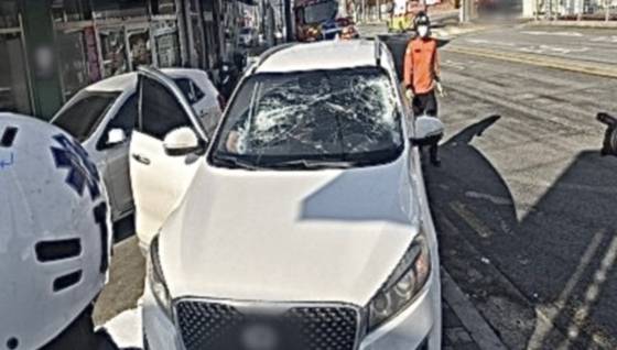 지난 2일 경기 안성시 도로에서 중앙분리대의 방현망이 꺾여 쏘렌토 차량 조수석과 충돌해 조수석에 타고 있던 50대 여성이 숨졌다. 자료 : 경기도소방재난본부