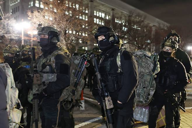 2024년 12월4일 새벽 비상계엄 해제가 의결된 뒤 군 병력이 국회에서 철수하고 있다. ⓒ연합뉴스