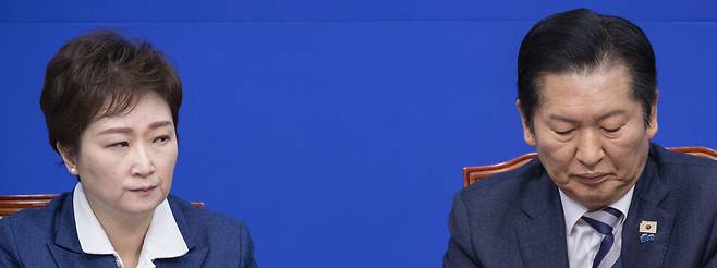 정청래 더불어민주당 대표(오른쪽)와 이언주 최고위원이 2일 국회에서 열린 최고위원회의 도중 굳은 표정을 짓고 있다. ⓒ연합뉴스