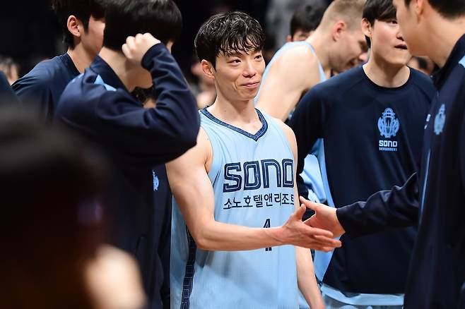 소노 이재도(가운데)는 늑골 부상에서 회복한 이후 코트에서 제 기량을 찾아가고 있다. 팀과 함께 반등해 6강 PO에 진출하겠다는 각오다. 사진제공｜KBL