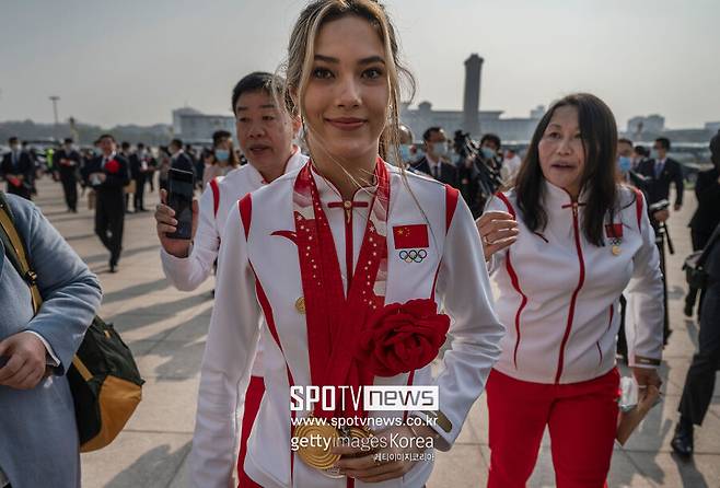 ▲ 2003년 미국에서 태어난 구아이링은 2019년부터 다양한 대회에서 중국 대표로 활약하기 시작했다. 뛰어난 스키 실력을 자랑하며 베이징 올림픽에서 금메달 2개와 은메달 1개를 획득하자 중국에서 20여 개가 넘는 브랜드의 광고 모델로 활동하며 큰 인기를 누렸다.