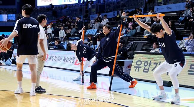 [영상]허훈이 덩크슛이 될까?  '내 키가 5센티만 더 컸으면'