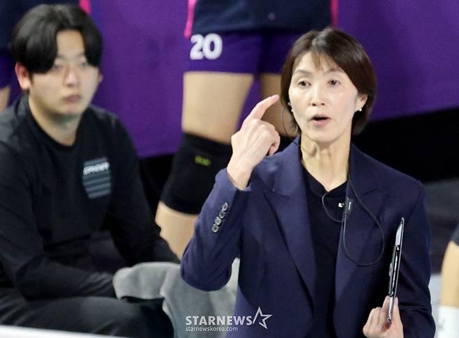 흥국 요시하라 토모코 감독이  6일 삼산월드체육관에서 열린 2025-2026 진에어 V리그 여자부 흥국생명과 기업은행 경기에서 선수들에 작전을 지시하고 있다. /사진=강영조 선임기자