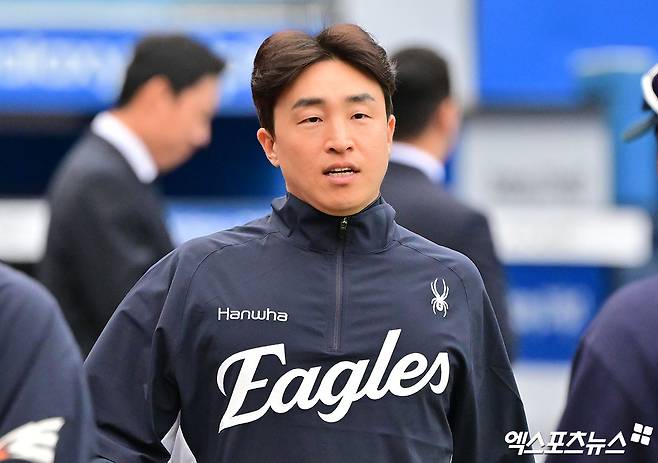 이번 FA 시장에서 유일하게 미계약자로 남아있던 손아섭이 5일 원소속팀 한화 이글스와 1년 1억원 계약서에 도장을 찍었다. 지난해 연봉 5억원에서 80%(4억원)나 삭감된 금액이다. 만약 손아섭이 FA 자격 행사가 아닌 한화와의 연봉 협상을 통해 재수를 노렸다면 어땠을까. 그는 2022시즌 커리어로우를 경신한 뒤 이듬해 리그 타격왕을 차지하며 극적인 반등을 이뤄낸 경험이 있다. 손아섭이 한 해 동안 이전처럼 눈부신 반등 스토리를 보여준 뒤 FA 시장에 나갔다면 어떤 결과가 따라왔을지는 아무도 모르는 일이다. 엑스포츠뉴스 DB