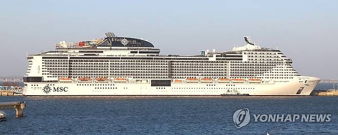 인천항에 입항한 크루즈 MSC 벨리시마호 (인천=연합뉴스) 임순석 기자 = 중국의 '한일령'(限日令) 여파로 중국발 크루즈 인천항 입항이 급증하고 있는 가운데 6일 오전 인천 연수구 국제크루즈터미널에 3000여명의 중국인 관광객을 태운 크루즈 MSC 벨리시마호(17만t급)가 입항 정박해 있다. 2026.2.6 soonseok02@yna.co.kr