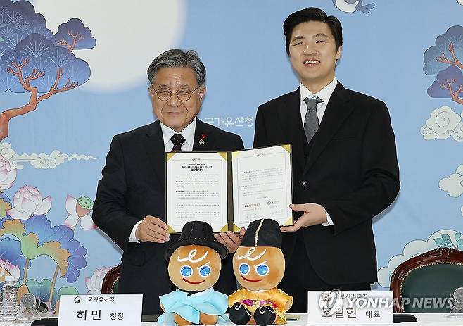 국가유산청-데브시스터즈 업무협약 체결 (서울=연합뉴스) 이재희 기자 = 지난 2일 서울 덕수궁 돈덕전에서 허민 국가유산청장과 조길현 데브시스터즈 대표가 국가유산의 활용·홍보와 제48차 세계유산위원회의 성공적 개최를 위한 업무협약서에 서명한 뒤 기념촬영을 하고 있다. 2026.2.3 scape@yna.co.kr