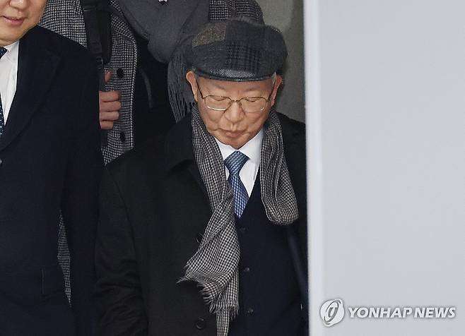 법원 나서는 양승태 전 대법원장 (서울=연합뉴스) 한종찬 기자 = 양승태 전 대법원장이 30일 서울 서초구 서울고등법원에서 열린 '사법농단 혐의' 2심 선고 공판에서 징역 6개월에 집행유예 1년을 선고받은 후 법원 청사를 나서고 있다. 2026.1.30 [공동취재] saba@yna.co.kr