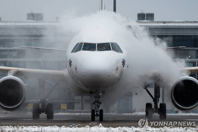 베를린-브란덴부르크 공항 여객기 제빙작업(2026년 1월9일) [dpa via AP/연합뉴스 자료사진. 재판매 및 DB 금지]
