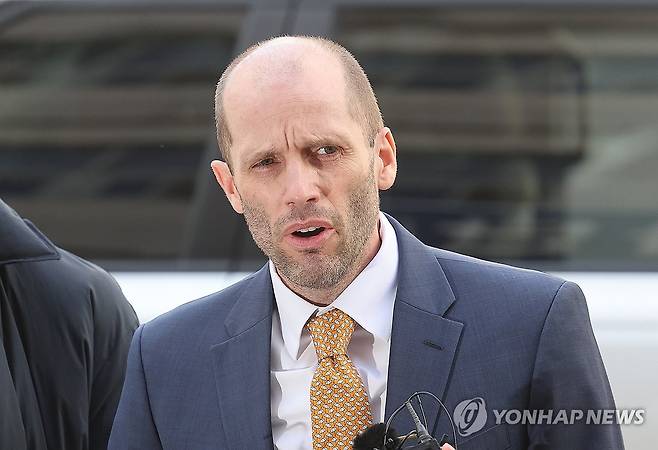 로저스 쿠팡 한국 임시대표 경찰 출석 (서울=연합뉴스) 박동주 기자 = 해롤드 로저스 쿠팡 한국 임시대표가 6일 국회 '쿠팡 사태 연석 청문회'에서 허위 증언을 한 혐의(국회증언감정법상 위증) 관련 조사를 받기 위해 서울 마포구 서울경찰청 반부패수사대에 출석하고 있다. 2026.2.6 pdj6635@yna.co.kr