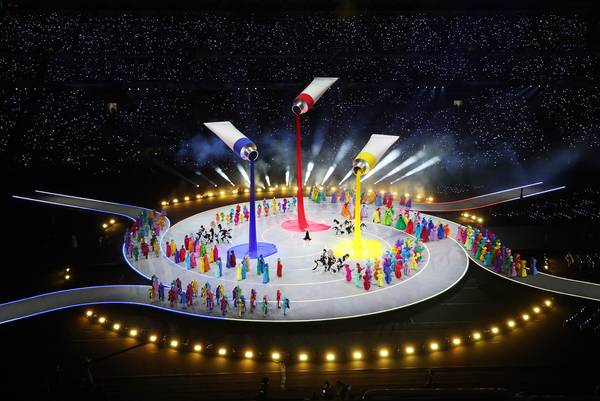 7일(한국시간) 이탈리아 밀라노 산시로 스타디움에서 열린 2026 밀라노-코르티나담페초 동계올림픽 개회식에서 ‘이탈리의 조화 : 판타지아’를 주제로 공연이 펼쳐지고 있다. /연합뉴스