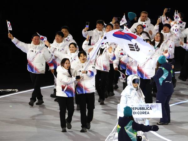 7일(한국시간) 이탈리아 밀라노 산시로 스타디움에서 열린 2026 밀라노-코르티나담페초 동계올림픽 개회식에서 대한민국 기수인 피겨 차준환과 스피드스케이팅 박지우가 태극기를 들고 입장하고 있다. /연합뉴스