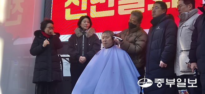 이날 집회 현장에 동참한 최기식 국민의힘 과천·의왕 당협위원장이 삭발을 진행 하고 있다. 하재홍 기자