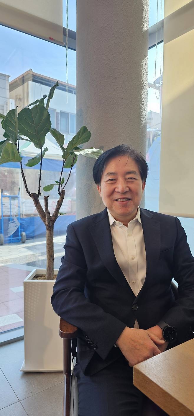 4일 이승익 고령관광재단 대표이사가 고령전통시장 한 켠에 있는 카페에서 올해 대가야 축제에 대한 설명을 하고 있다. <석현철 기자>