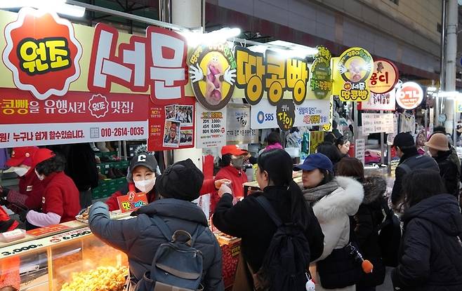 대구 서문시장 땅콩빵이 인기다. 서문시장 내 한 땅콩빵 집 앞에는 땅콩빵을 사려는 사람들로 북적였다. 박지현기자