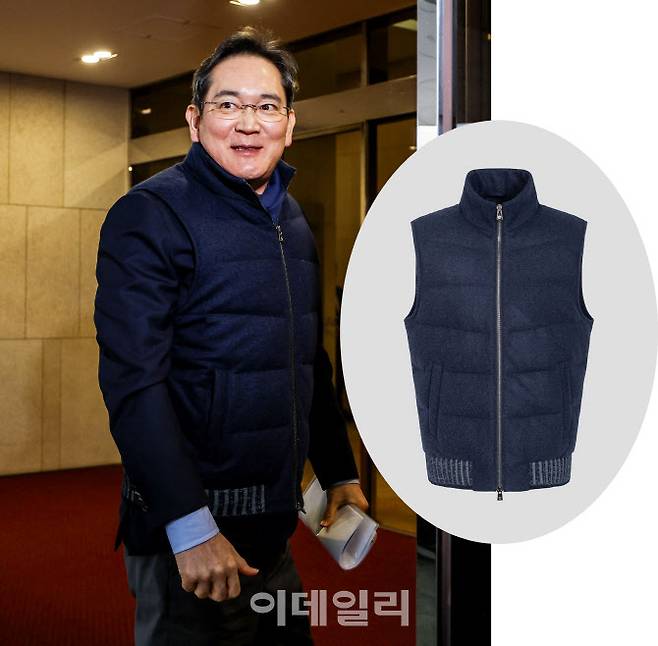 미국 출장길에 나선 이재용 삼성전자 회장이 26일 서울 강서구 서울김포비즈니스항공센터에 도착해 출국에 앞서 취재진에게 인사를 하고 있다. 오른쪽은 제품 사진(사진=뉴시스·브랜드 판매페이지 캡처)