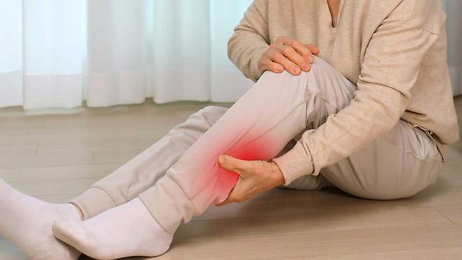 다리 저림을 유발하는 척추관협착증은 '풍선확장술'로 치료가 가능하다｜출처: 클립아트코리아