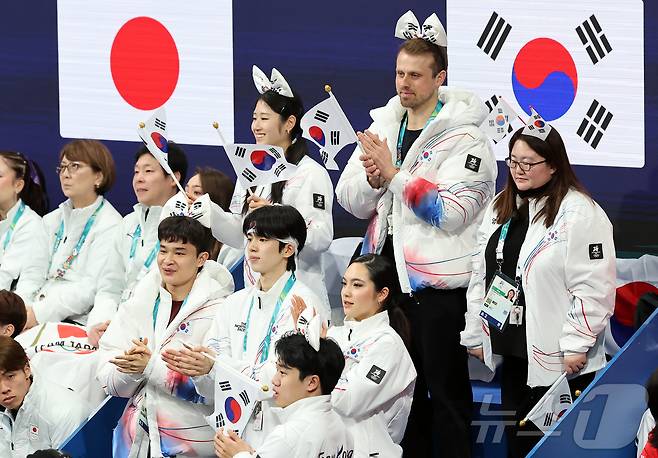 차준환과 이해인, 김현겸 등 선수들이 6일(현지시간) 이탈리아 밀라노 아이스 스케이팅 아레나에서 열린 2026 밀라노·코르티나담페초 동계올림픽 피겨 스케이팅 팀 이벤트(단체전) 여자 싱글 쇼트프로그램 신지아의 연기가 끝난 뒤 기립 박수를 치고 있다. 2026.2.6 ⓒ 뉴스1 김진환 기자