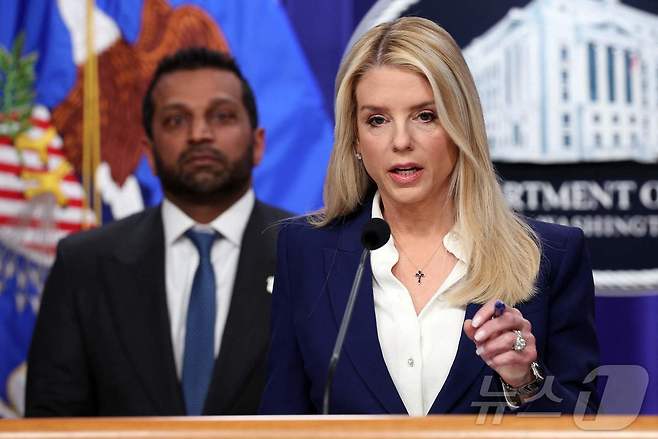 팸 본디 미국 법무장관이 6일(현지시간) 워싱턴 DC 법무부에서 2012년 리비아 벵가지 주재 미국 영사관 공격 사건 관련 용의자 주바이르 알 바쿠시를 체포했다고 밝혔다. ⓒ AFP=뉴스1