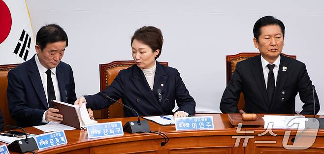 조국혁신당과 통합에 반대하고 있는 더불어민주당 강득구(왼쪽), 이언주 최고위원이 지난 1월 26일 서울 여의도 국회에서 열린 최고위원회의에서 대화하고 있다. 오른쪽은 정청래 대표. 2026.1.26 ⓒ 뉴스1 유승관 기자