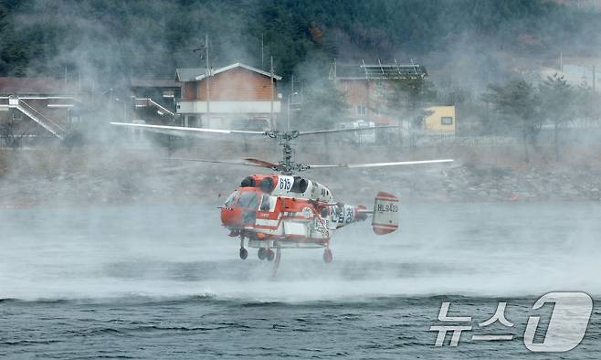 강원 양양군 서면 서림리 방태산 인근에 산림청 산불 진화 헬기가 급수를 하고 있다. (자료사진)/뉴스1 DB