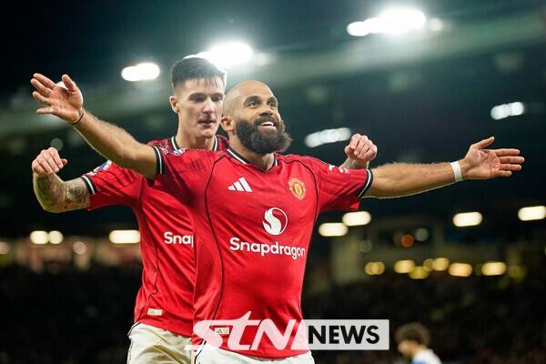 맨체스터 유나이티드 베냐민 세슈코(뒤쪽)와 브라이언 음뵈모(앞쪽). /사진=뉴시스(AP)