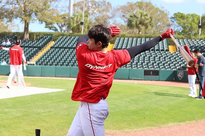 미국 플로리다 캠프에서 훈련 중인 김재환. 사진=SSG 랜더스
