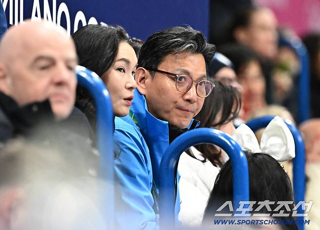 6일 이탈리아 밀라노 아이스스케이팅 아레나에서 열린 피겨 단체전 아이스댄스 경기. 경기 지켜보는 국제빙상연맹 김재열 회장과 이서현 부부. 밀라노(이탈리아)=송정헌 기자songs@sportschosun.com/2026.02.06/