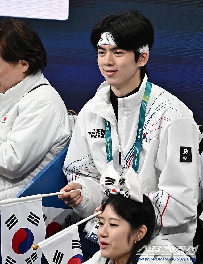 6일 이탈리아 밀라노 아이스스케이팅 아레나에서 열린 피겨 단체전 아이스댄스 경기. 응원을 보내고 있는 차준환. 밀라노(이탈리아)=송정헌 기자songs@sportschosun.com/2026.02.06/