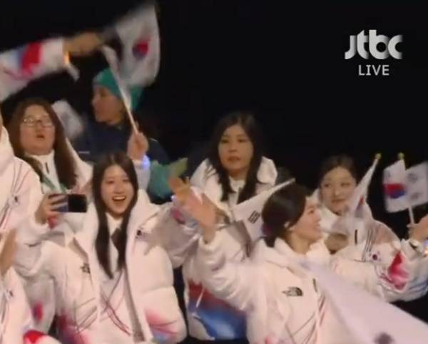 휴대폰을 들고 손을 흔드는 이해인. ⓒJTBC 중계화면 캡처