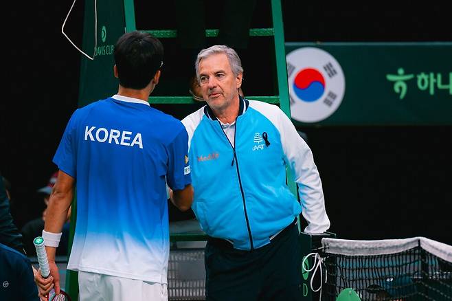 1단식 후 정현과 악수하는 프라나 아르헨티나 감독의 가슴에 검은 리본이 눈길을 끈다.