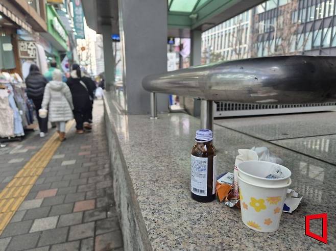 4일 오후 서울 중구 남대문시장 초입에 위치한 남대문로 지하상가 입구에 다 마신 음료 병과 종이컵이 놓여있다. 이곳으로부터 50여m 떨어진 버스정류장에는 쓰레기통이 설치돼있다. 오지은 기자