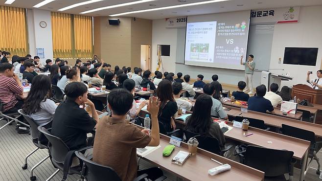 지난해 한 공공기관의 직원 대상 연수에서 문해력 특강 진행되는 모습./오주비 기자