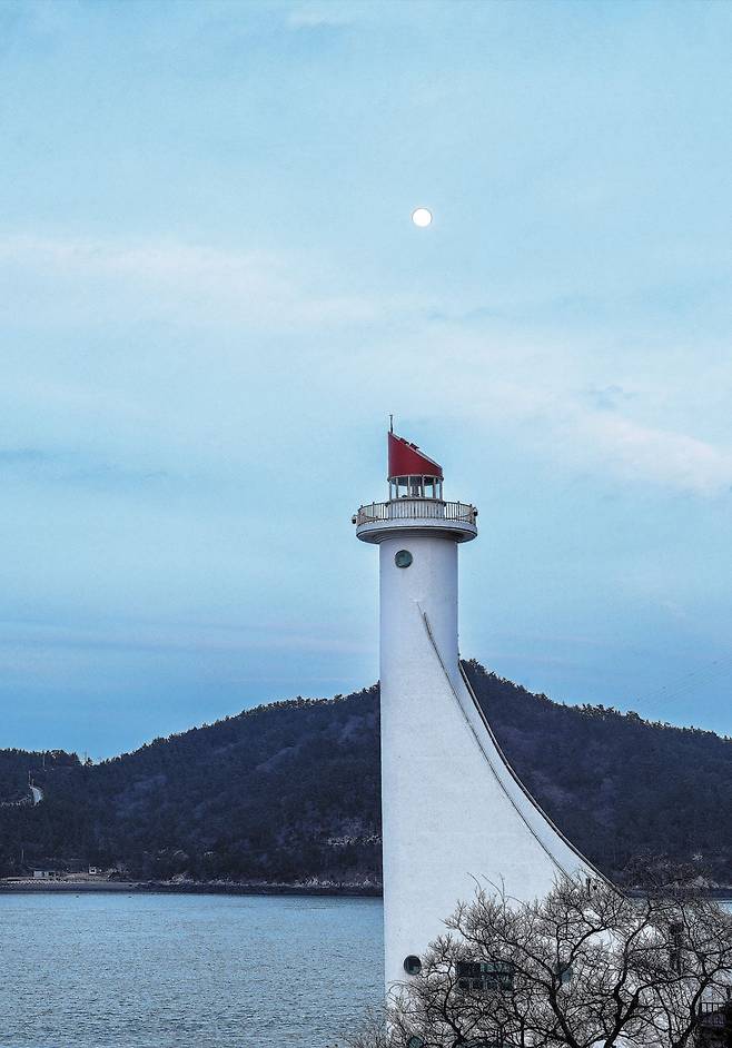 일몰 명소인 ‘해남 목포구등대’도 해남 8경 중 하나다. 겨울 밤 풍경도 눈이 시리게 서정적이다. /양수열 영상미디어 기자