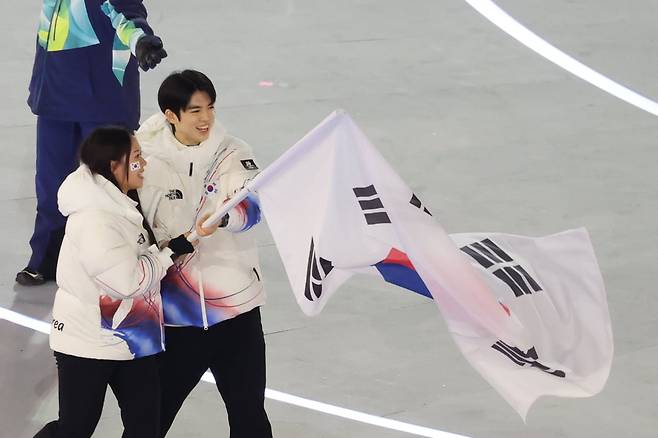 한국 선수단이 2026 밀라노 코르티나 동계 올림픽 개막식에서 입장하고 있다. /뉴스1