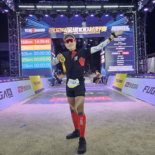 조상호 원장이 2024년 12월 중국 선전 100K를 완주한 뒤 메달을 들고 포즈를 취했다. 조상호 원장 제공