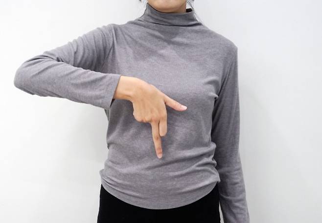 수어로 ㅋㅋㅋ를 표현하는 모습. 어린이과학동아 제공