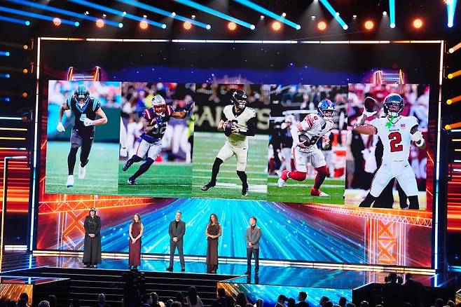 쇼니 듀트로, 맥켄지 헨더슨, 데릭 웜달, 카라 다트, 애덤 스튜어트가 2026년 2월 5일(목) 미국 샌프란시스코에서 열린 NFL 아너스 시상식에서 AP 선정 올해의 공격 신인상(AP Offensive Rookie of the Year)을 시상하고 있다. 사진=AP연