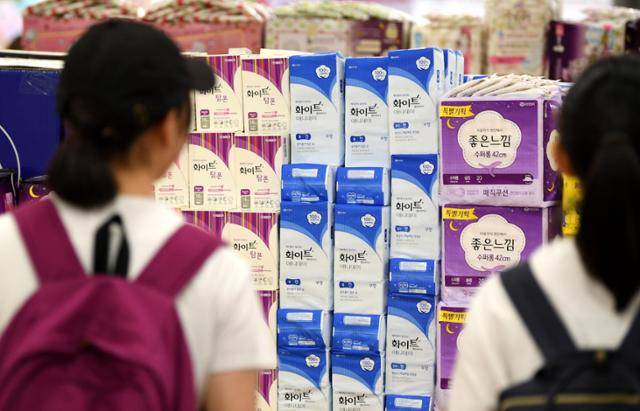 서울 시내 한 대형마트 생리대 매장에서 여성 고객이 제품을 살펴보고 있다. 홍인기 기자