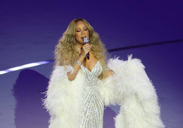 세계적인 팝스타 머라이어 케리가 6일 이탈리아 밀라노 산시로 올림픽 스타디움에서 2026 밀라노·코르티나 담페초 동계올림픽 개막식 공연을 하고 있다. 밀라노=뉴시스