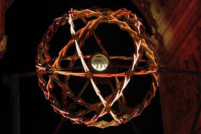 2026 밀라노ㆍ코르티나담페초 동계올림픽이 개막한 6일 이탈리아 밀라노 '평화의 아치' 성화대에 점화된 성화가 타오르고 있다. 밀라노=연합뉴스