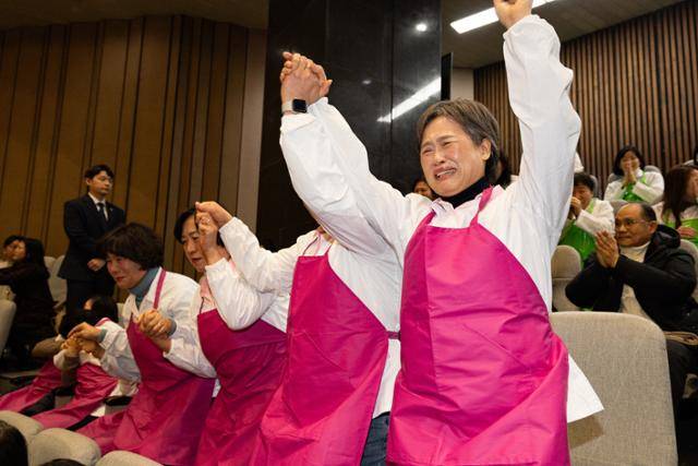 학교 급식 노동자들이 지난달 29일 서울 여의도 국회에서 열린 제431회 국회(임시회) 제2차 본회의에서 학교급식법 일부개정법률안이 본회의를 통과하자 눈물을 흘리며 환호하고 있다. 뉴스1