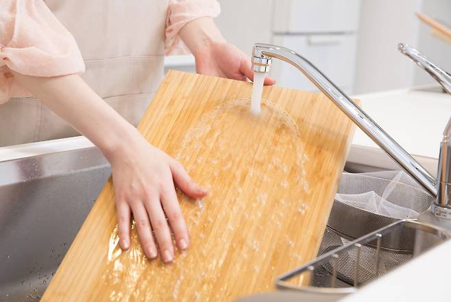 나무 도마를 소금과 레몬을 활용해 닦으면 이물질을 제거할 수 있을 뿐 아니라, 살균 및 탈취 효과를 볼 수 있다. /사진=클립아트코리아