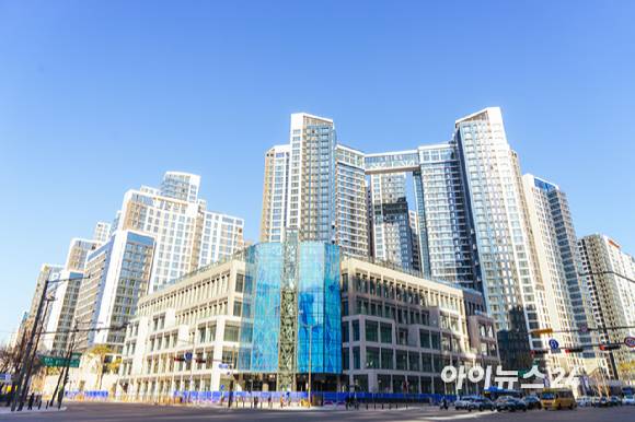 롯데건설이 맡은 서울 송파구 신천동 '잠실 르엘' 시공 현장. [사진=김민지 기자]