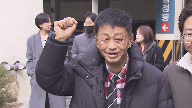 재판이 끝난 뒤 활짝 웃어 보인 전봉수 씨